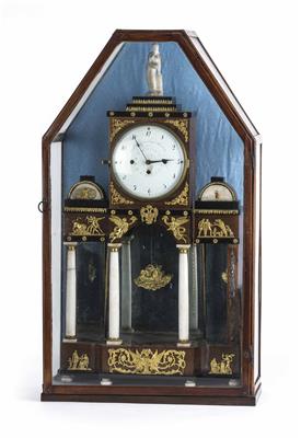 Biedermeier-Kommodenuhr, Josef Thiel in Inzersdorf am Wienerberg, mit Glassturz, um 1825/30 - Umění a starožitnosti