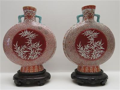 Paar Flaschenvasen mit Holzsockeln, wohl Japan, 19./20. Jahrhundert - Jewellery, antiques and art