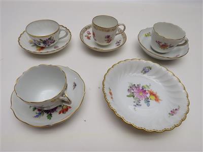 4 verschiedene Mokkatassen mit Untertassen, 1 kleiner Teller, Meissen, Nymphenburg und KPM-Berlin, 19./20. Jhdt. - Schmuck, Kunst und Antiquitäten