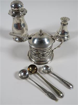 1 Gewürzbehälter mit Glaseinlage und Löffelchen, 2 verschiedene Streuer - Art, antiques and jewellery