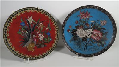 2 Cloisonné-Teller, Japan um 1900/Anfang 20. Jahrhundert - Art, antiques and jewellery