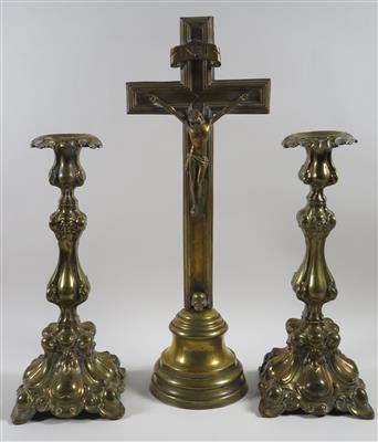 Paar Kerzenleuchter, dazu: 1 Standkruzifix - Art, antiques and jewellery