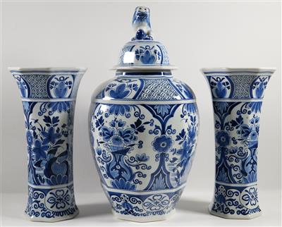 Deckelvase und Paar Vasen in Delfter-Art, 20. Jahrhundert - Klenoty, umění a starožitnosti