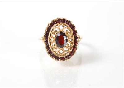 Granatring - Art, antiques and jewellery