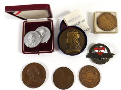Sieben Medaillen und ein Abzeichen - Art, antiques and jewellery