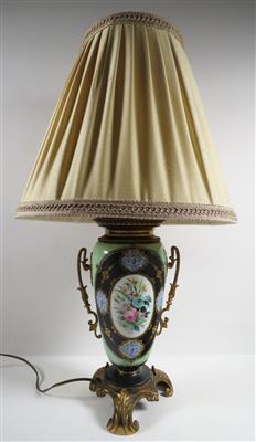 Tischlampe unter Verwendung eines HistorismusPorzellanvasensockelfußes - Art, antiques and jewellery
