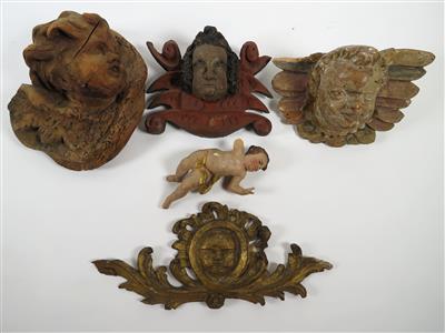 Konvolut, bestehend aus: drei Engelsköpfe, kleine Engelsfigur, Aufsatz, 17./18. Jahrhundert - Art, antiques and jewellery