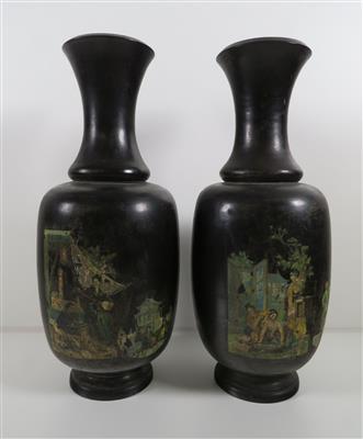 Paar chinesisch anmutende, holzgedrechselte Vasen, um 1900 - Art, antiques and jewellery