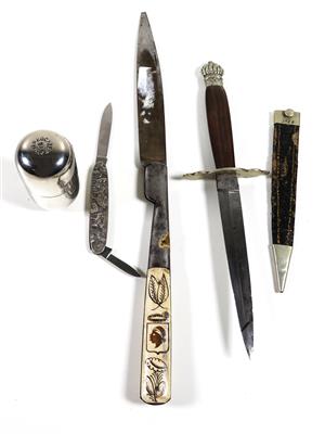 Konvolt von drei Messern, 19./20. Jahrhundert, sowie "Wärmeei" - Historische Jagd