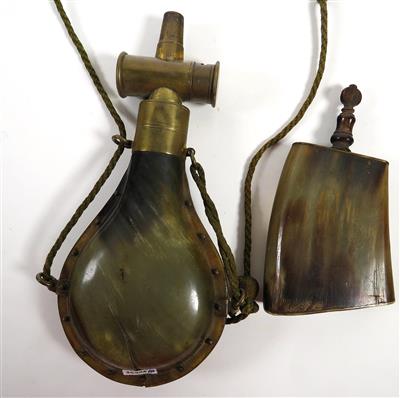 Konvolut Pulverflasche und Pulverhorn, 19. Jahrhundert - Schmuck, Kunst und Antiquitäten