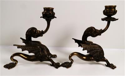 Paar Kerzenhalter in Form eines Fabelwesens, wohl Italienisch, 1. Drittel 20. Jahrhundert - Jewellery, antiques and art