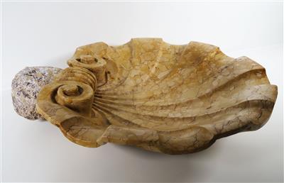 Marmor-Wasserwandbecken in Muschelform, 20. Jahrhundert - Schmuck, Kunst und Antiquitäten