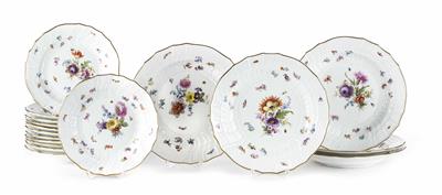 Fünf Speiseteller und zwölf Dessertteller, Meissen, 1860-1924 - Glas, Porzellan und Keramik