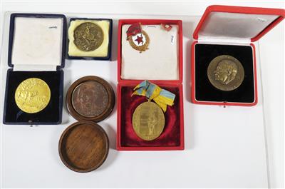 Konvolut von fünf Medaillen und zwei russischen Abzeichen - Schmuck, Kunst und Antiquitäten