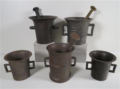 Fünf unterschiedliche Eisenmörser, teils mit drei Pistillen, davon zwei Eisen und einer Messing - Antiques