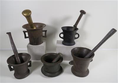 Fünf unterschiedliche Eisenmörser, teils mit Eisen- und Messingpistillen - Gioielli, arte e antiquariato