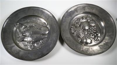 2 Große Zinn-Dekorationstelle, Ende 19. Jahrhundert - Schmuck, Kunst und Antiquitäten