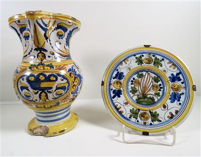 Schnabelkrug und kleiner Teller, Pesaro 18./19. Jahrhundert - Jewellery, antiques and art
