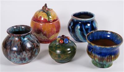 Zwei kleine Deckeldosen und drei kleine Vasen, Leo Miller, Radstädter Kunstkeramik 1922-62 - Jewellery, antiques and art