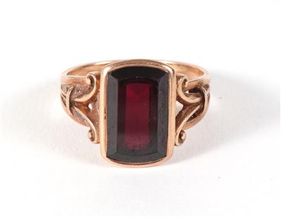 Granatring - Jewellery, antiques and art