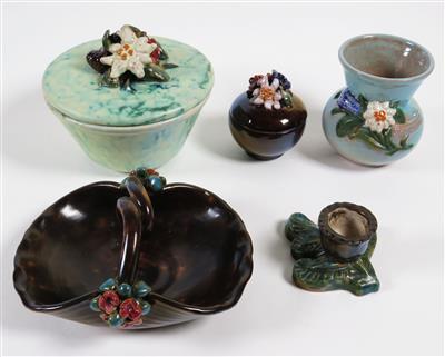 Henkelkörbchen, Vase, 2 Deckeldosen, Tannenzweig-Kerzenhalter, Radstädter Kunstkeramik - Jewellery, antiques and art