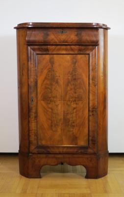 Halbhoher Biedermeier-Eckschrank, Deutsch um 1850 - Klenoty, umění a starožitnosti