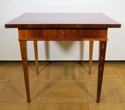 Kleiner Tisch im klassizistischen Stil - Klenoty, umění a starožitnosti