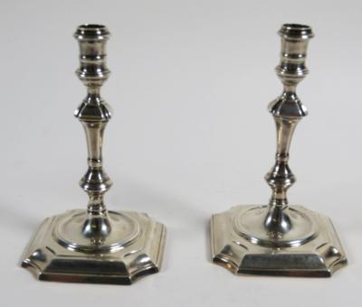 Paar kleine Kerzenleuchter, im englischen Barockstil, um 1900 - Schmuck, Kunst & Antiquitäten