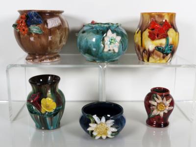 Konvolut von 6 kleinen Vasen, zwei davon Freistädter Keramik, St. Peter bei Freistadt - Aus dem Nachlass SEPP FORCHER