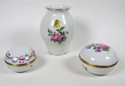 1 Vase, 2 Deckeldosen, Augarten, Wien, 2. Hälfte 20. Jahrhundert und nach 1996 - Schmuck, Kunst & Antiquitäten