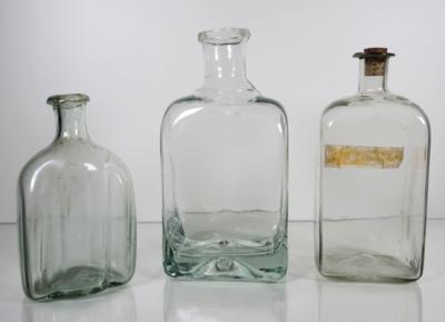 3 Vierkantflaschen, eine davon mit Längrippen, 19./Anfang 20. Jahrhundert - Antiques, art and jewellery