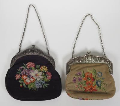 Zwei variierende Petit Point Abendtaschen - Jewellery, art and antiques