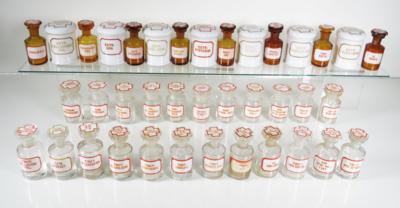 31 kleine Apotheker-Glasflaschen und 7 Apotheker-Porzellangefäße, Anfang 20. Jahrhundert - Jewellery, antiques and art
