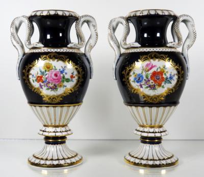 Paar Schlangenhenkelvasen, Entwurf Ernst August Leuteritz 1863/65, Meissen, um 1964/65 - Jewellery, antiques and art