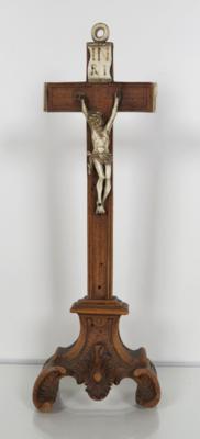 Kleines Tischstandkruzifix im Barockcharakter, Alpenländisch, frühes 19. Jahrhundert - Gioielli, arte e antiquariato