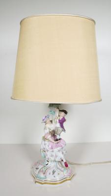 Tischlampe unter Verwendung eines Meissener Leuchterfußes mit Gärtnerfiguren, - Furniture and interior
