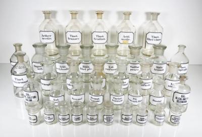 38 Apothekerflaschen, 1. Hälfte 20. Jahrhundert - Porzellan, Glas und Sammelgegenstände