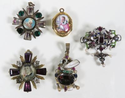 Konvolut von 4 verschiedenen Anhängern und einer Brosche, vornehmlich 19. Jahrhundert - Porzellan, Glas und Sammelgegenstände