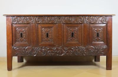 Truhe im Renaissancestil, vornehmlich 19. Jahrhundert, unter Verwendung älterer Teile - Furniture and interior