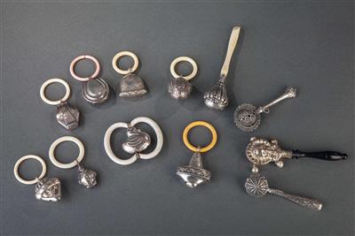 Sammlung von 12 Kinderrasseln, 19./20. Jhdt. - Antiques, art and jewellery – Salzburg