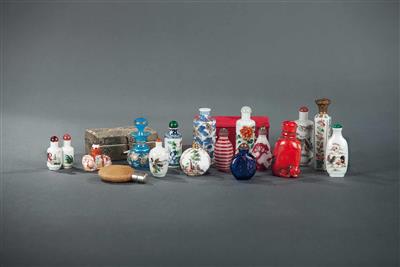 Sammlung von 16 Duft- und Riechfläschchen (Snuffbottle), China, 20. Jhdt. - Arte, antiquariato e gioielli – Salisburgo