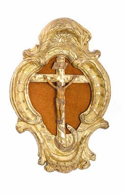 Kruzifixkorpus auf geschnitzter Rahmenkartusche, aus verschiedenen Teilen des 18. Jhdts. zusammengestellt - Easter Auction (Art & Antiques)