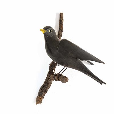 Viechtauer Singvogel - Amsel mit ausgebreiteten Flügeln, Oberösterreich, 19. Jhdt. - Dorotheum Salzburg: Osterauktion