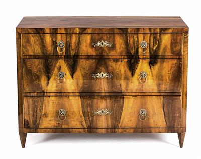 Biedermeier-Kommode um 1825/30 - Vánoční aukce - obrazy, koberce, nábytek