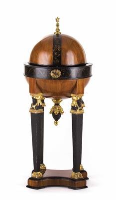 Modell-Globus-Tisch im Empirestil, angelehnt an die frühen Arbeiten der Möbelfabrik Danhauser in Wien um 1815 - Asta di pasqua (arte e antiquariato)