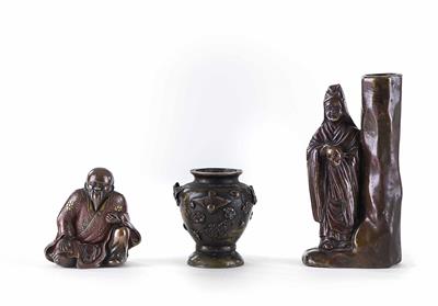 2 asiatische Figuren, 1 kleine Vase, um 1900/20 - Arte, antiquariato e gioielli – Salisburgo