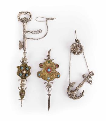 Konvolut von zwei Mieder-Steckern sowie zwei Bauchketten in Form eines Ankers und Schlüssels, 19. Jahrhundert - Asta di Natale - Mobili, tappeti, dipinti