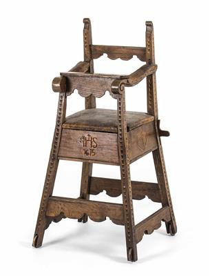 Provinzieller hochgestellter Kleinkind-Sessel, unter Verwendung vornehmlich von Teilen des 18. Jahrhunderts - Nábytek
