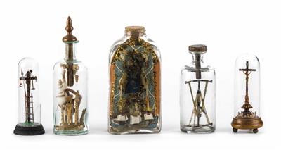 Drei Flascheneingerichte und zwei kleine Sturzgläser, Alpenländisch, 19. Jahrhundert und später - Vánoční aukce