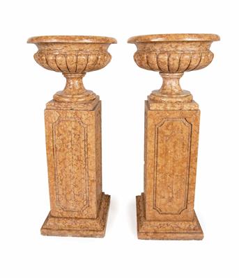 Paar Wasserbecken auf Säulenpostament, italienischer Renaissancestil, wohl 20. Jahrhundert - Easter Auction